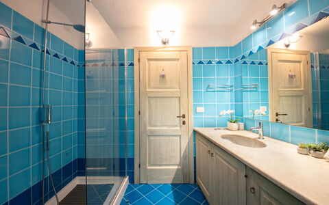 Villa Isa 6: Blå, Indretning, Gulvbelægning, Sanitærarmatur, Etage, Badeværelse, Tap, Flise, Vvs, Håndvask