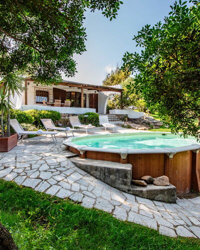 Villa Isa 6: Svømmepøl, Udvej, Møbel, Udendørs Møbler, Have, Backyard, Eco Hotel, Stol, Skygge, Estate