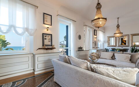 Villa Callari 6+2: Møbel, Indretning, Couch, Gulvbelægning, Hjem, Belysning, Bord, Stue, Etage, Loft