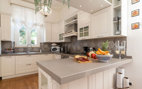 Villa Callari 6+2: Køkken, Countertop, Cabinetry, Møbel, Køkken Apparat, Indretning, Træ, Gulvbelægning, Større Bandage, Hjem