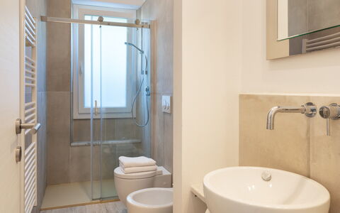 Villa Cristina 3: Badeværelse, Gulvbelægning, Sanitærarmatur, Etage, Indretning, Væg, Toilet, Badeværelsesvask, Håndvask, Toiletbræt