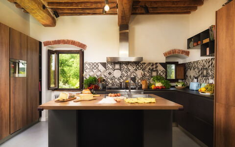 La Vecchia Pieve 8: Møbel, Indretning, Køkken, Gulvbelægning, Countertop, Træ, Loft, Etage, Lysarmatur, Værelse