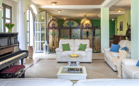 Villa Cappelletti 16+2: Møbel, Indretning, Gulvbelægning, Couch, Etage, Loft, Træ, Værelse, Bord, Stue