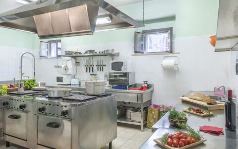 Villa Cappelletti 16+2: Køkken, Køkken Apparat, Countertop, Større Bandage, Mad, Komfur, Møbel, Husholdningsapparat, Komfur, Belysning