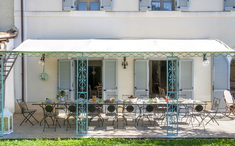 Villa Cappelletti 16+2: Møbel, Udendørs Møbler, Dør, Markise, Udendørs Bord, Altan, Skygge, Stol, Veranda, Jern