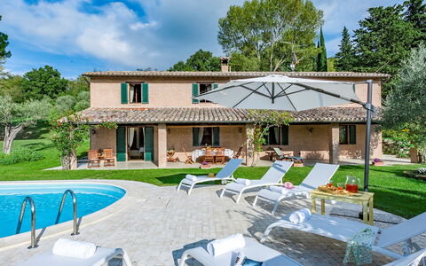 Villa Il Baiocco 8: Svømmepøl, Lawn, Estate, Stuehus, Villa, Gård, Landscaping, Backyard, Hacienda, Udvej