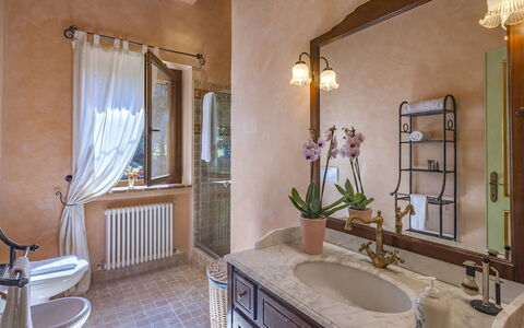 Villa Il Baiocco 8: Indretning, Sanitærarmatur, Badeværelsesvask, Gulvbelægning, Tap, Badeværelse, Belysning, Etage, Håndvask, Vvs