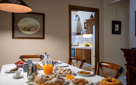 Villa Terra del Sole 8: Møbel, Indretning, Træ, Værelse, Gulvbelægning, Belysning, Etage, Bord, Loft, Stol