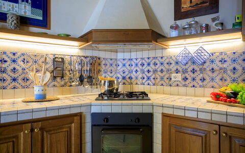 Villa Terra del Sole 8: Køkken, Gulvbelægning, Indretning, Etage, Flise, Countertop, Værelse, Køkken Apparat, Komfur, Gaskomfur