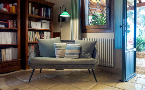 Villa Terra del Sole 8: Møbel, Pude, Throw Pillow, Couch, Pude, Stue, Komfort, Sengetøj, Stueplante