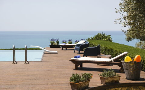 Villa Terra del Sole 8: Vand, Møbel, Krop Af Vand, Udendørs Møbler, Hav, Ocean, Udvej, Coastal Og Oceaniske Landskabsformer, Stol, Skygge