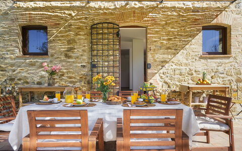 Casale Tavernelle 6: Møbel, Stol, Væg, Bord, Køkken & Spisebord, Indretning, Spisestue, Gulvbelægning, Udendørs Bord, Blomsterkrukke