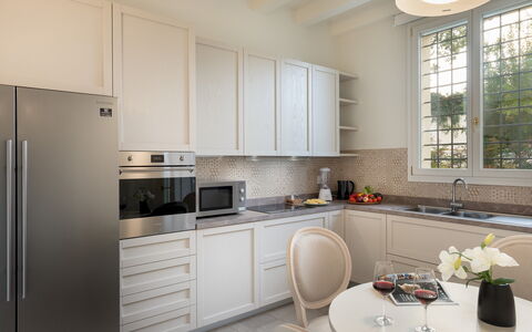 Villa Pergola 8: Køkken, Køkken Apparat, Møbel, Indretning, Countertop, Cabinetry, Gulvbelægning, Større Bandage, Træ, Hjem