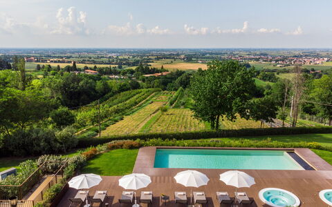 Villa Pergola 8: Svømmepøl, Land Lot, Udvej, Have, Udendørs Møbler, Estate, Eco Hotel, Plantation, Landscaping, Lawn