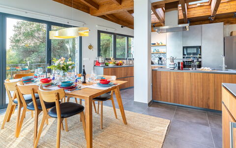 Villa nel Blu 8: Møbel, Træ, Indretning, Køkken & Spisebord, Stol, Køkken, Gulvbelægning, Spisestue, Bord, Countertop