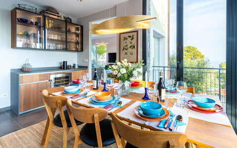 Villa nel Blu 8: Møbel, Indretning, Bord, Køkken & Spisebord, Stol, Spisestue, Værelse, Lejlighed, Restaurant, Stueplante