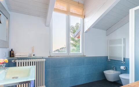 Villa nel Blu 8: Gulvbelægning, Sanitærarmatur, Etage, Indretning, Tap, Vvs, Badeværelse, Loft, Kompositmateriale, Håndvask