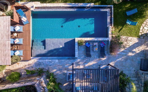 Villa nel Blu 8: Blå, Svømmepøl, Udendørs Møbler, Udvej, Møbel, Liggestol, Stol, Kompositmateriale, Fritid, Eco Hotel