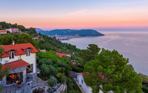 Villa nel Blu 8: Blå, Horisont, Kyst, Hus, Landskab, Hav, Coastal Og Oceaniske Landskabsformer, Hjem, Ocean, Sommerhus