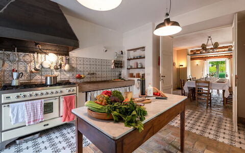 La Casa nei Vigneti 10: Køkken, Indretning, Gulvbelægning, Møbel, Countertop, Etage, Komfur, Loft, Belysning, Værelse