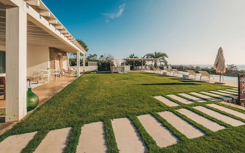 Villa la Pupazza 8: Landskab, Estate, Lawn, Have, Skygge, Landscaping, Mansion, Udvej, Hacienda, Gård