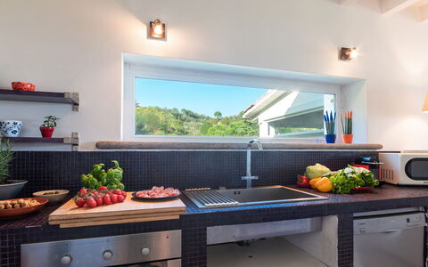 Villa Bubi 8+1: Køkken, Countertop, Møbel, Sanitærarmatur, Blomsterkrukke, Stueplante, Tap, Køkken Apparat, Mad, Lysarmatur