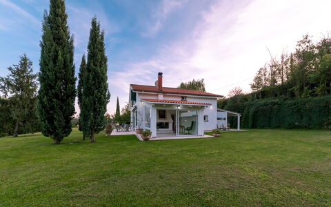 Villa Bubi 8+1: Hus, Hjem, Busk, Sommerhus, Estate, Lawn, Have, Stuehus, Landscaping, Gård