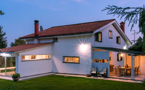 Villa Bubi 8+1: Bygning, Hjem, Hus, Tag, Boligområde, Arkitektur, Facade, Sommerhus, Kompositmateriale, Dør