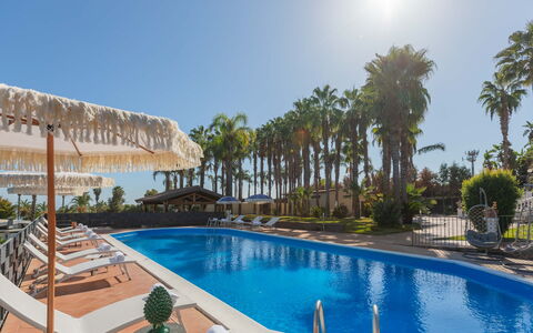 Villa Ingrid 12: Udvej, Skygge, Eco Hotel, Tropics, Hotel, Udendørs Møbler, Ferieby, Svømmepøl