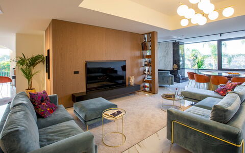 Villa Ingrid 12: Møbel, Indretning, Gulvbelægning, Couch, Etage, Væg, Stue, Træ, Loft, Bord