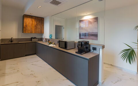 Villa Ingrid 12: Indretning, Køkken, Countertop, Gulvbelægning, Træ, Møbel, Køkken Apparat, Loft, Cabinetry, Etage