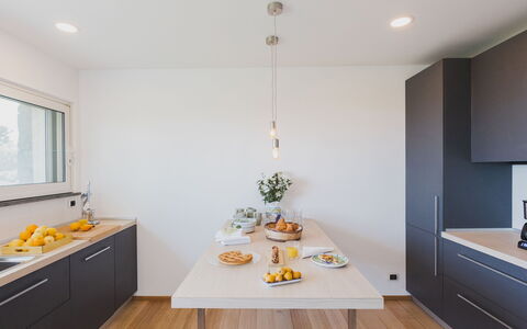 Villa Kimia 8: Køkken, Countertop, Indretning, Møbel, Køkken Apparat, Træ, Cabinetry, Gulvbelægning, Lysarmatur, Loft