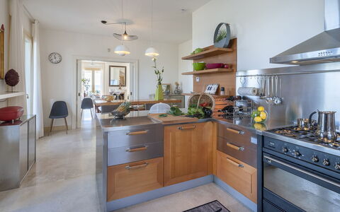 Villa Lucente 6+2: Køkken, Køkken Apparat, Countertop, Møbel, Cabinetry, Indretning, Større Bandage, Gulvbelægning, Træ, Husholdningsapparat