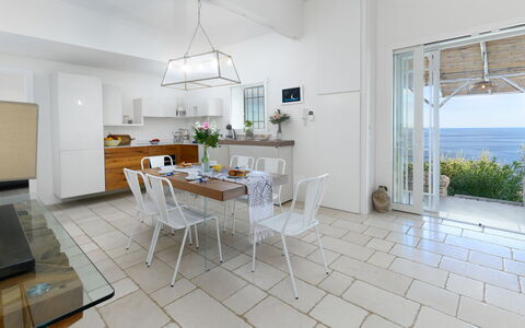 Villa Soleluna 7+1: Møbel, Stol, Gulvbelægning, Indretning, Bord, Etage, Køkken & Spisebord, Belysning, Værelse, Spisestue