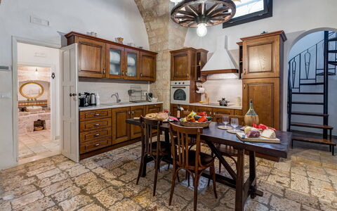 Masseria Tarsia Incuria 8+4: Møbel, Gulvbelægning, Indretning, Etage, Belysning, Cabinetry, Køkken, Loft, Stol, Skab