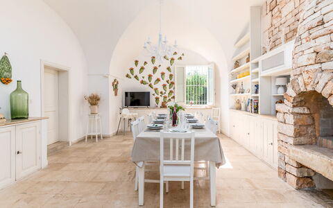 Masseria Profilo 8: Møbel, Indretning, Gulvbelægning, Bord, Stol, Loft, Belysning, Etage, Køkken & Spisebord, Spisestue