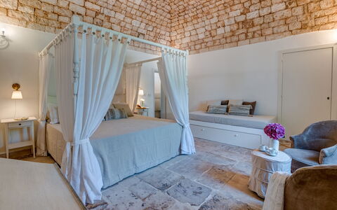 Masseria Profilo 8: Møbel, Indretning, Væg, Gulvbelægning, Etage, Loft, Soveværelse, Belysning, Seng, Værelse