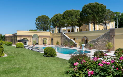 Tenuta Bagni De'Consoli 24: Arkitektur, Gårdsplads, Estate, Hacienda, Mansion, Have, Svømmepøl, Villa, Landscaping, Gård