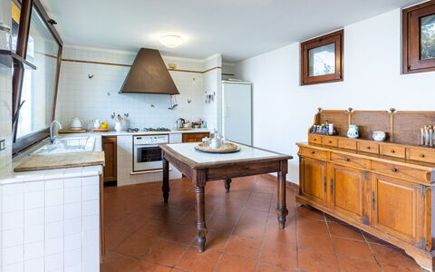 Tenuta Contessa Chiara 17: Køkken, Gulvbelægning, Møbel, Indretning, Countertop, Træ, Cabinetry, Etage, Loft, Værelse