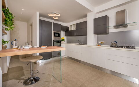 Dama dei Venti 6+2: Køkken, Countertop, Køkken Apparat, Møbel, Indretning, Cabinetry, Gulvbelægning, Større Bandage, Træ, Loft