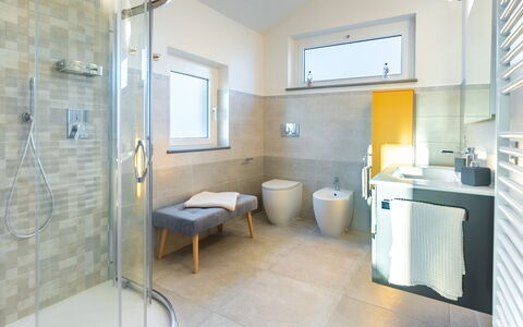 Tramonto Albese 4: Badeværelse, Gulvbelægning, Sanitærarmatur, Indretning, Etage, Toilet, Tap, Vvs, Håndvask, Flise