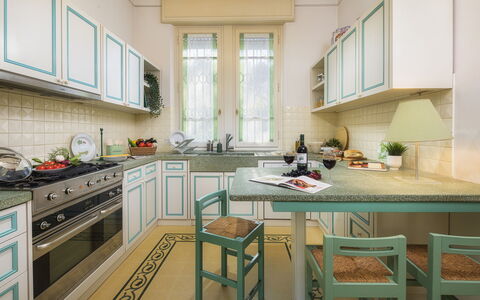 Villa Gaius 8+2: Køkken, Countertop, Indretning, Gulvbelægning, Køkken Apparat, Cabinetry, Møbel, Træ, Større Bandage, Komfur