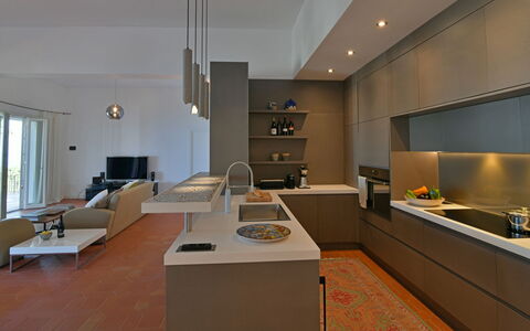 Villa Armonia 8: Indretning, Køkken, Gulvbelægning, Countertop, Møbel, Loft, Etage, Køkken Apparat, Værelse, Lysarmatur