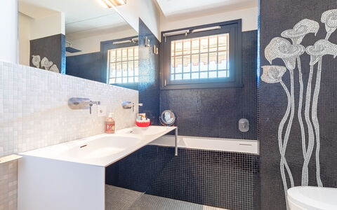 Villa degli Ulivi 8: Væg, Badeværelse, Sanitærarmatur, Gulvbelægning, Indretning, Etage, Flise, Vvs, Tap, Badeværelsesvask