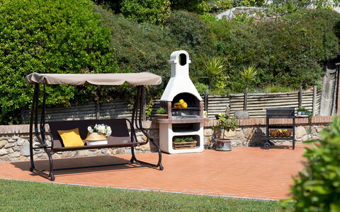 Villa Nikka 6: Møbel, Have, Udendørs Møbler, Udendørs Bord, Skygge, Grill, Backyard, Lawn, Udendørs Struktur, Stol