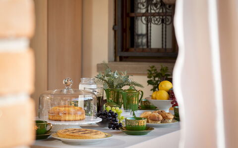 Villa Nikka 6: Bordservice, Mad, Serveware, Bord, Møbel, Frugt, Tallerkner, Indretning, Drinkware