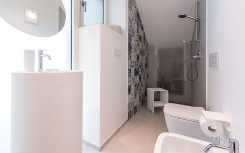 Villa Petrillo 6: Badeværelse, Sanitærarmatur, Gulvbelægning, Etage, Væg, Indretning, Toilet, Håndvask, Toiletbræt, Vvs