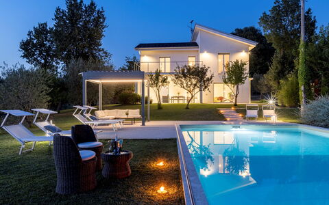 Villa Petrillo 6: Svømmepøl, Boligområde, Hjem, Hus, Udvej, Estate, Have, Villa, Eco Hotel, Lawn