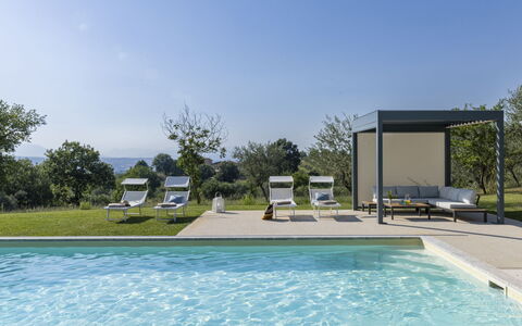 Villa Petrillo 6: Svømmepøl, Udendørs Møbler, Land Lot, Have, Skygge, Udvej, Landscaping, Udendørs Struktur, Lawn