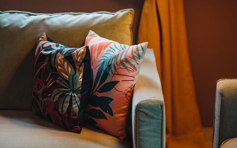 Villa Sumac 6: Pude, Textile, Throw Pillow, Orange, Pude, Lyserød, Stue, Sengetøj, Couch, Floral Design
